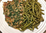 Escalopes de dinde panées à la ciboulette, en sauce au vin blanc