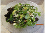 Salade jeunes pousses, poulet, avocat et canneberges