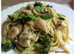 Linguine au poulet et brocoli, sauce au pesto et yaourt à la grecque