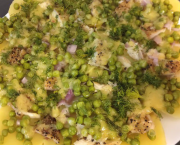 Salade de maquereau fumé au poivre aux pommes de terre et petits pois - Recette en vidéo