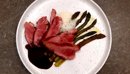 Aiguillettes de canard asperges poêlées et jus corsé.