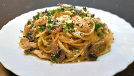 Pâtes au poulet, sauce crémeuse aux champignons 