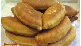 Beignets au fromage frais avec des fanes d'oignons nouveaux (Pateuri ou Pirojki)