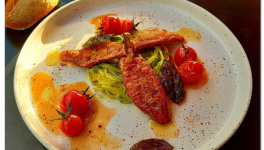 Filets de Rougets poêlés spaghettis de courgettes et huile au citron caviar. 