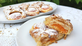 Feuilletés aux abricots à la crème pâtissière - Recette en vidéo