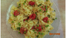 Salade de pâtes, petits pois et tomates cerises