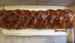 Tresse briochée à la rhubarbe et à la crème pâtissière