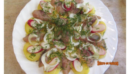 Salade de pommes de terre tièdes aux harengs fumés, radis et aneth