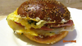 Sandwich chaud aux oeufs, jambon et fromage