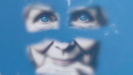 Les yeux bleus.