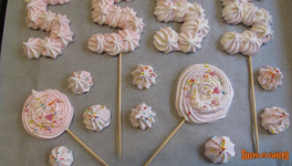 Décors en meringue pour des gâteaux d'anniversaire