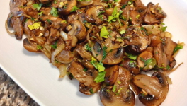 Champignons sautés à l'oignon et à l'ail - Recette en vidéo 