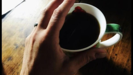 La main au café...