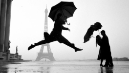 Baiser devant la Tour Eiffel