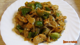Nouilles thaïlandaises au poulet et au poivron 