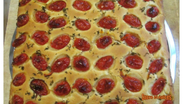 Focaccia des Pouilles aux tomates cerises et à l'origan