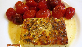 Feta grillée avec des tomates cerises
