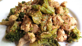 Poulet et brocoli sautés au sésame