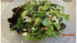 Salade jeunes pousses, poulet, avocat et canneberges