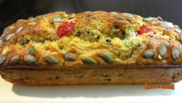 Cake du Sud : feta, tomates, tapenade et graines