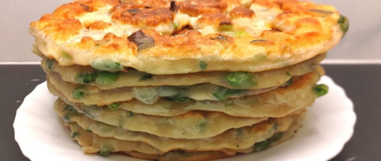 Pains frits aux oignons verts et persil - Recette en vidéo