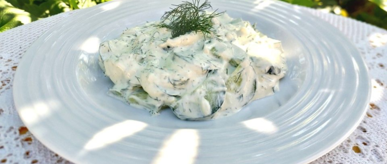 Salade de concombre au yaourt et à l'aneth - Recette en vidéo