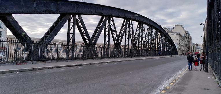 Le pont et la petite fille
