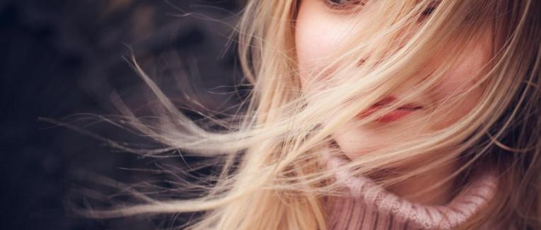 Mise en garde aux hommes concernant les blondes
