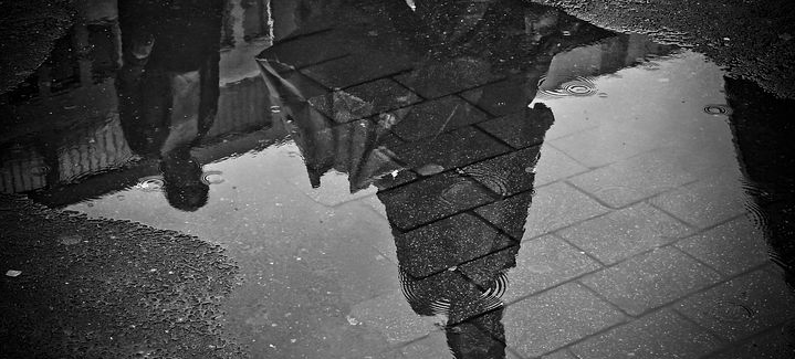 Le miroir fond... (poème)