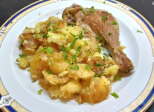 Cuisses et manchons de canard avec de l'écrasée de pommes de terre à l'ail