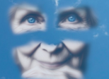 Les yeux bleus.