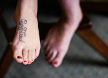 Geneviève aux pieds nus