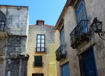 Porte à demi ouverte