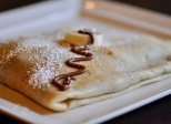 Crêpes banane, beurre de cacahuètes et sauce au chocolat