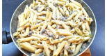 Penne aux champignons en sauce crémeuse à la moutarde