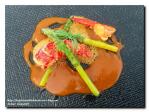 Homard poêlé au beurre moussant et sa bisque, asperges croquantes.