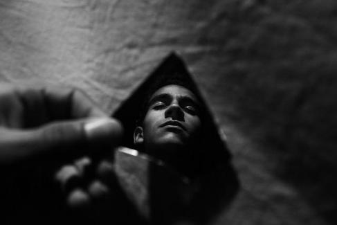 Tomber, se relever, affronter le miroir, 
Faire gagner l'amour, pour que demain soit moins noir