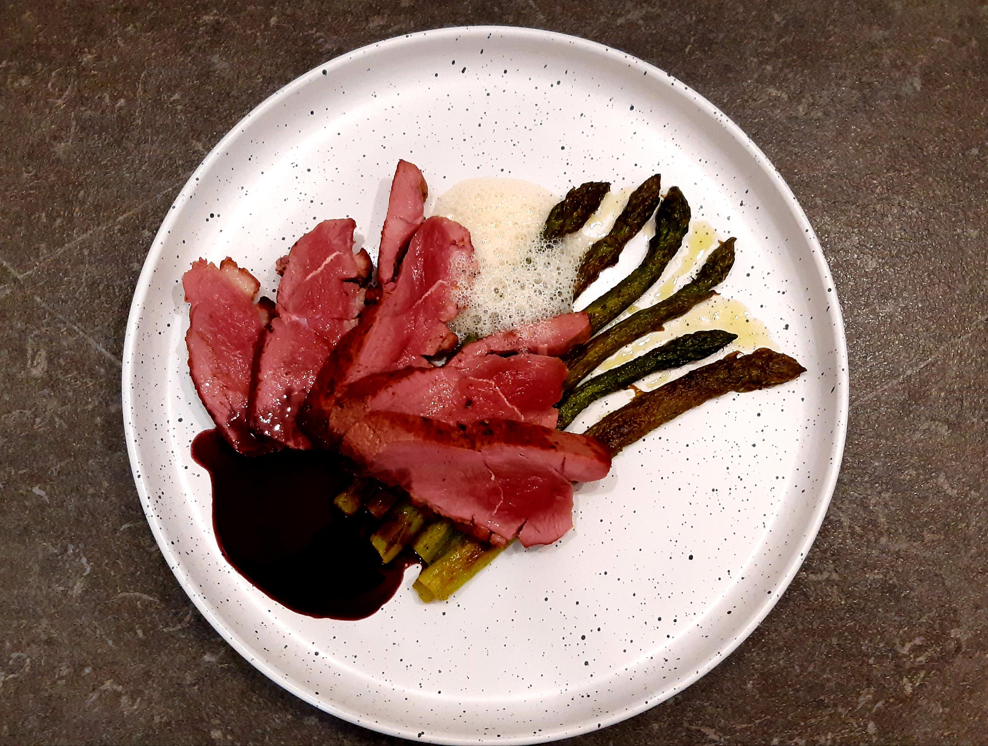 Aiguillettes de canard asperges poêlées et jus corsé.