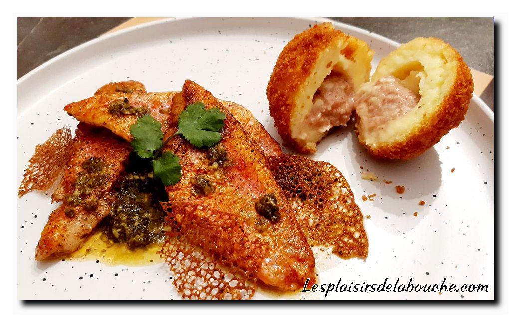 Filets de rouget, cromesquis de pomme de terre cœur crème de lard et sauce chermoula.