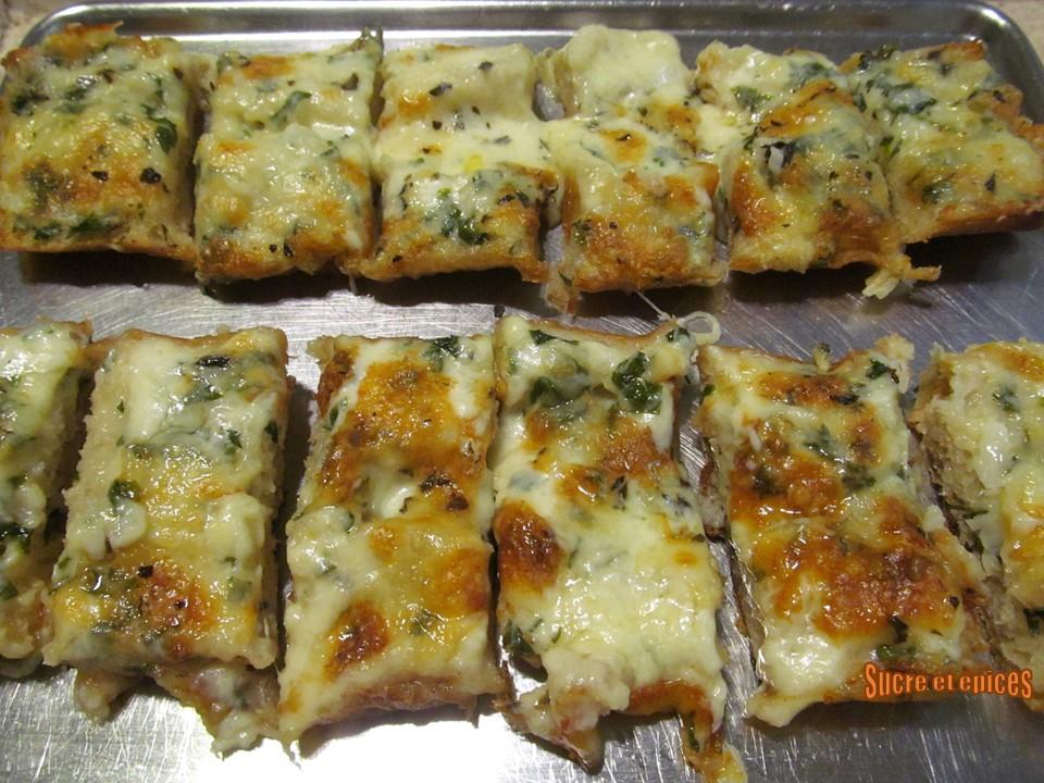 Pain gratiné au fromage et à l'ail - Cheesy garlic bread