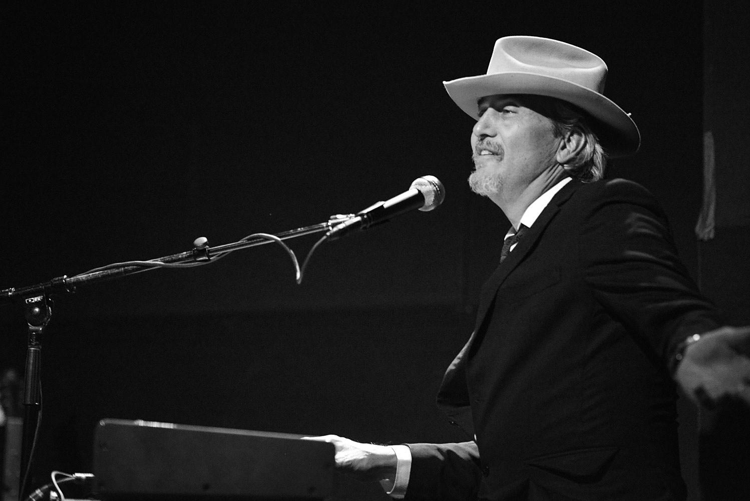 The Colorist Orchestra and Howe Gelb - 2021 - Fièvre languide d'une soirée d'été.