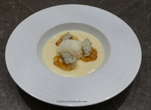 Saint-jacques snackées sauce champagne et beurre truffé