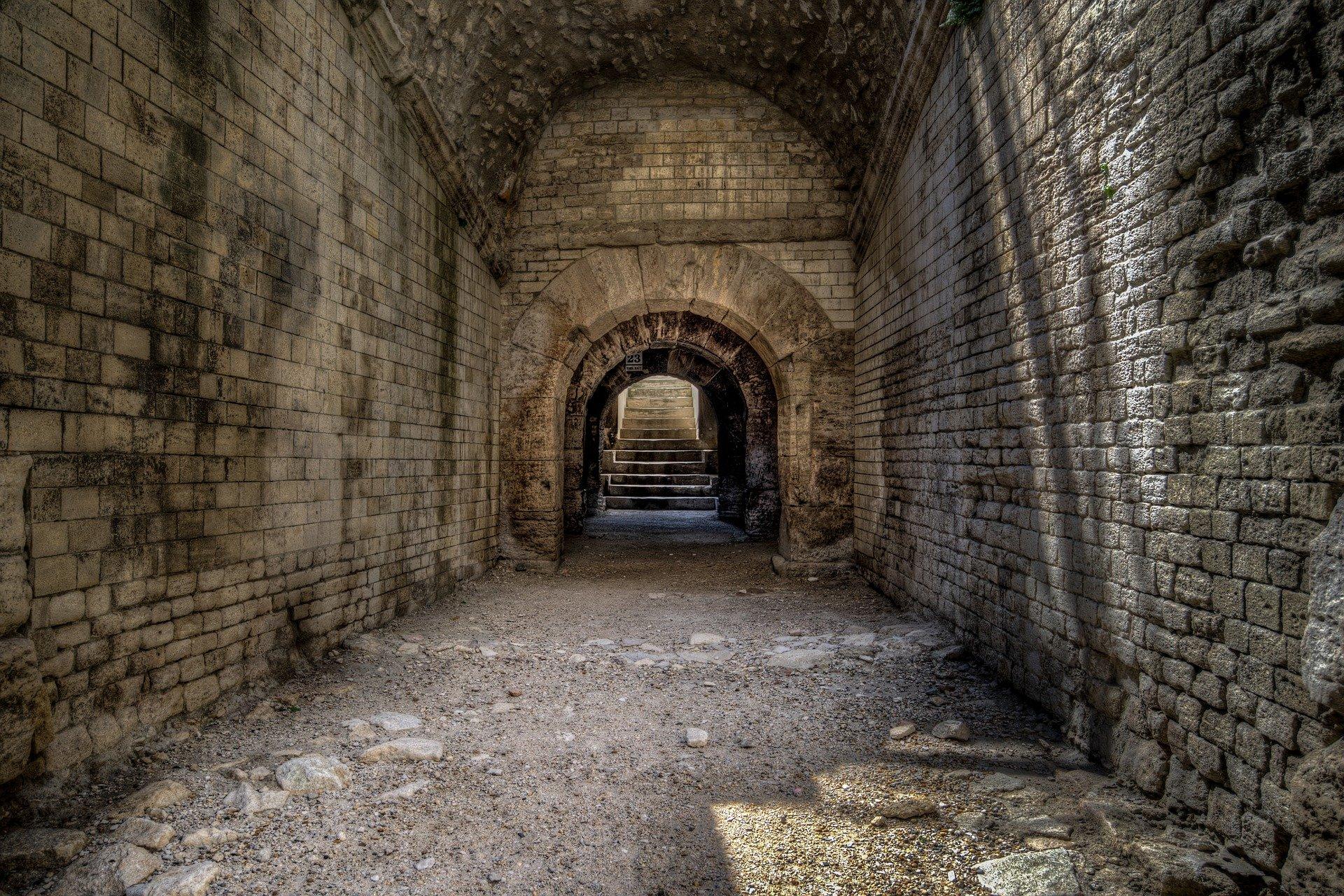 Castle dungeons. Монастырь Темница Петра. Замок Курессааре Темница. Темница в замке. Подземелье замка.