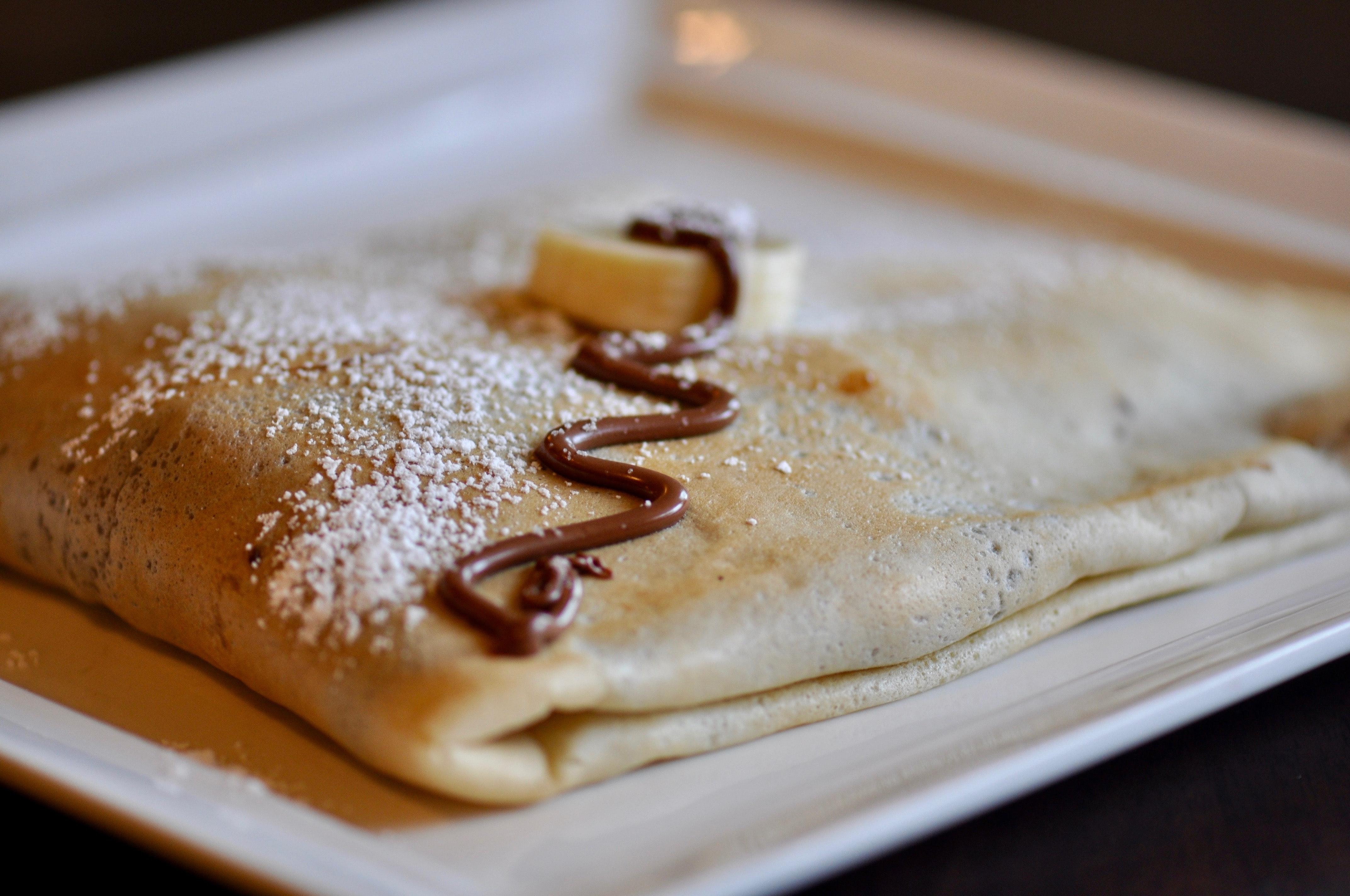 Crêpes banane, beurre de cacahuètes et sauce au chocolat