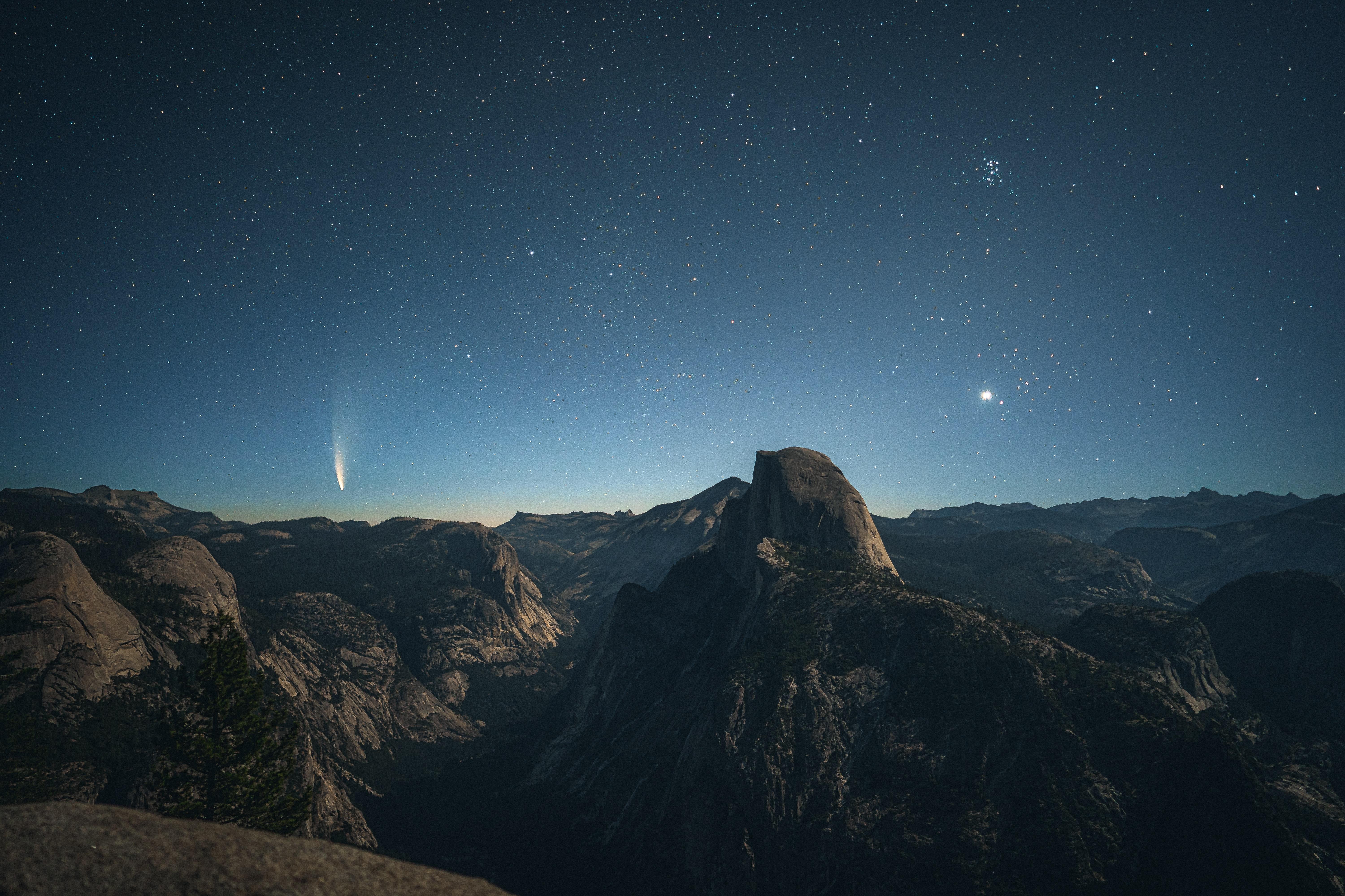 Sky right. Комета над горами\. Гора и Комета обои на рабочий стол. Mountain Night Epic. Comet Wallpaper.