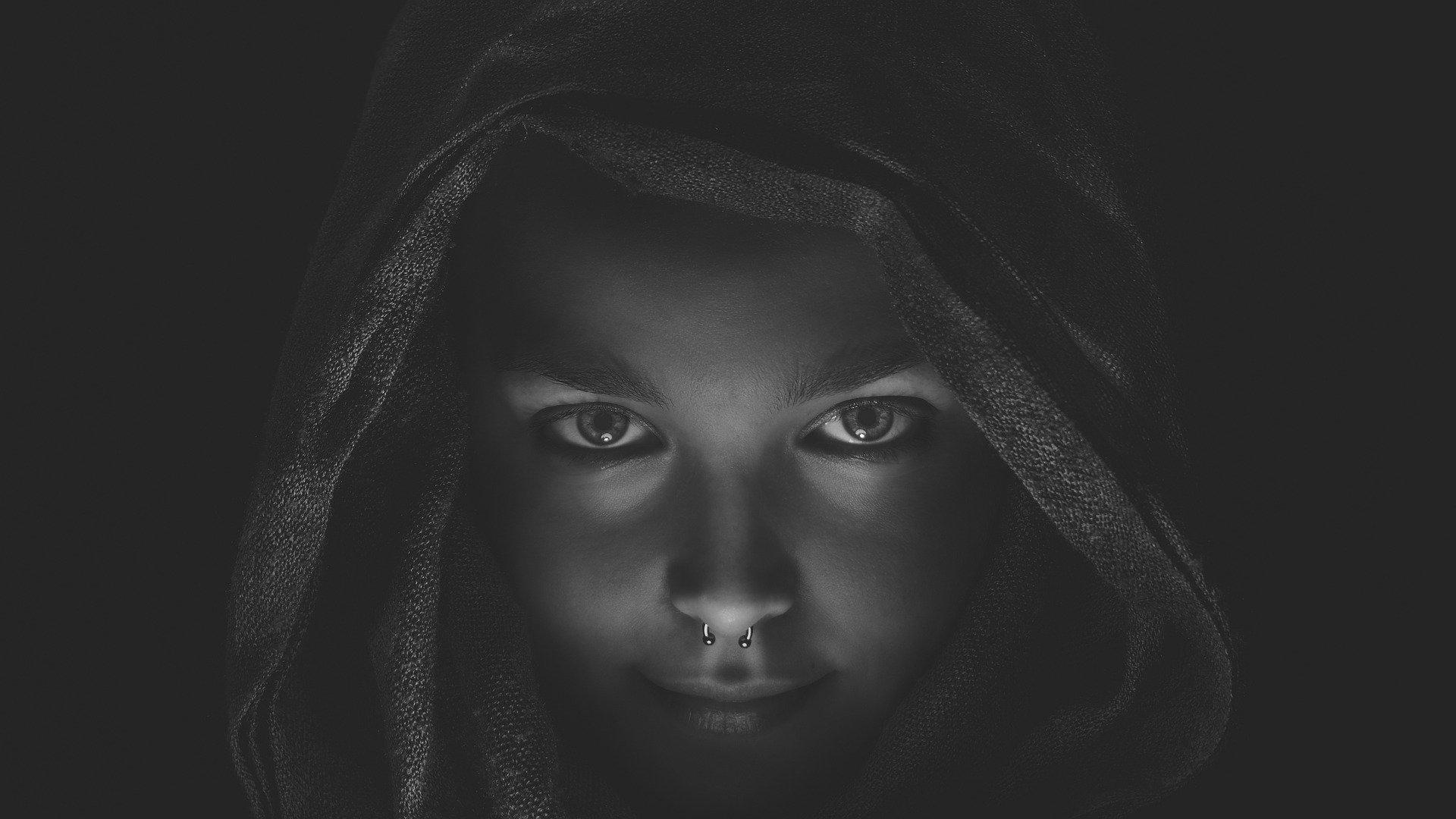 Portrait d'une belle jeune femme