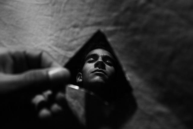 Tomber, se relever, affronter le miroir, 
Faire gagner l'amour, pour que demain soit moins noir