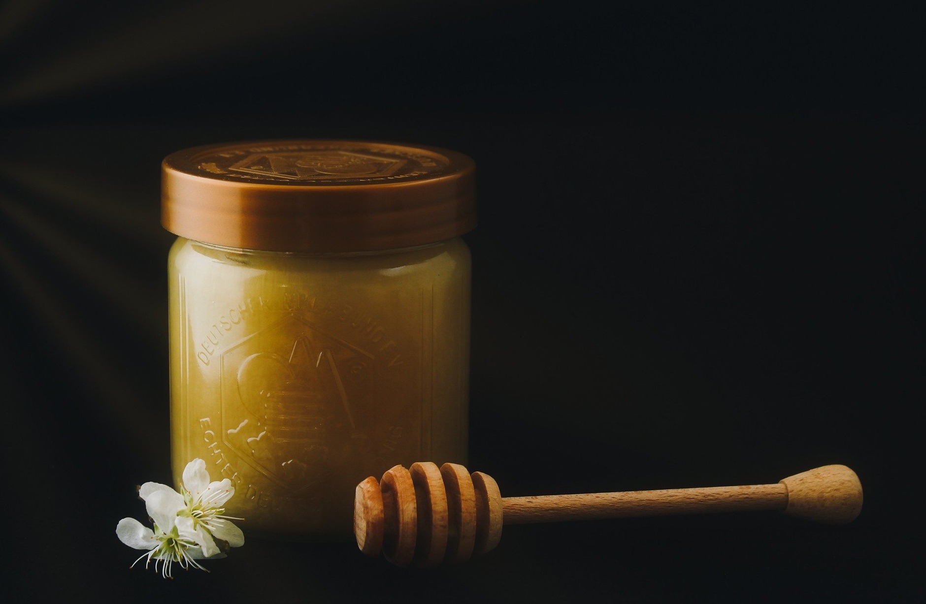 Pot de miel fermé avec cuillère en bois
