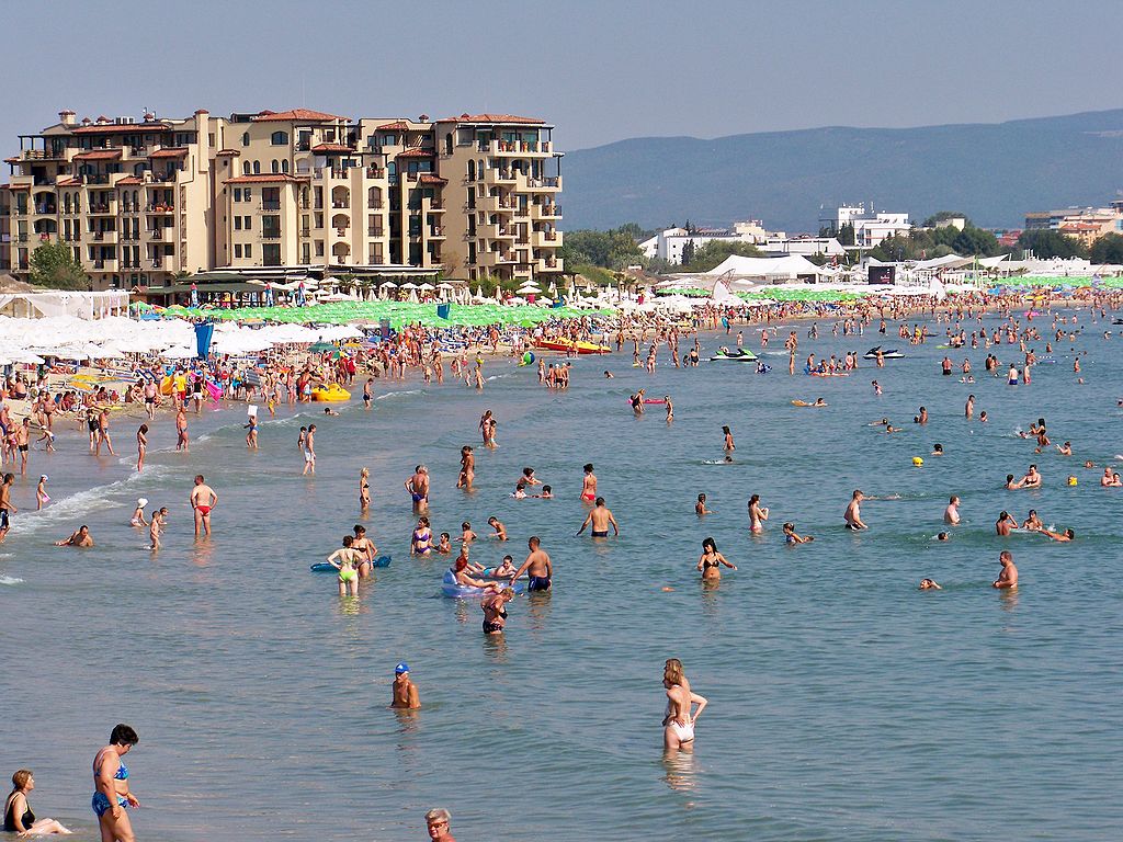 plage bondée et bétonnée