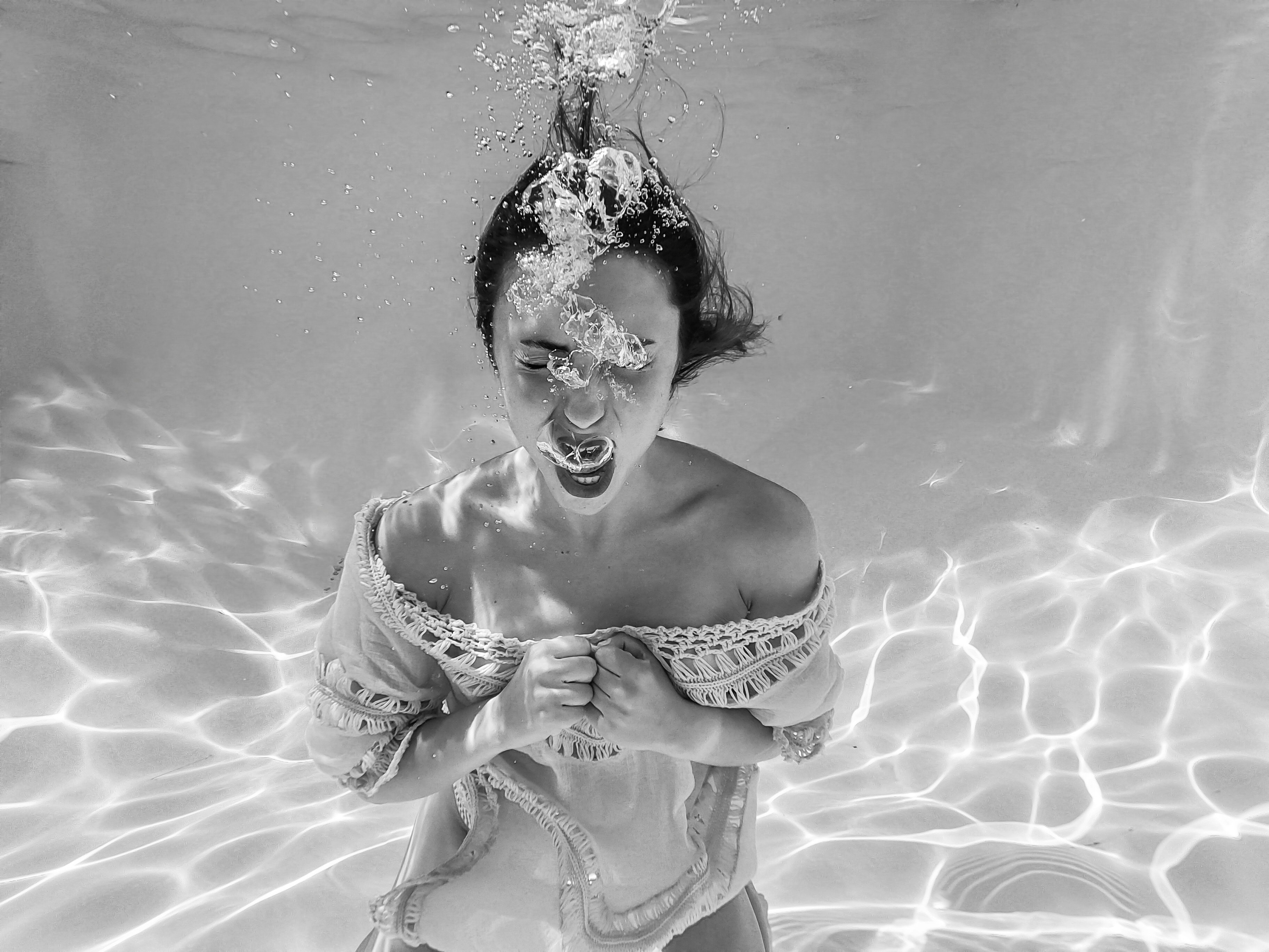 femme criant sous l'eau